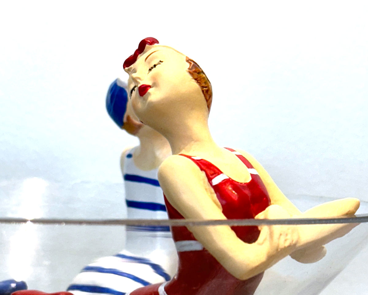 'Vintage Bathers' resin art by Glen Middleham at Jam